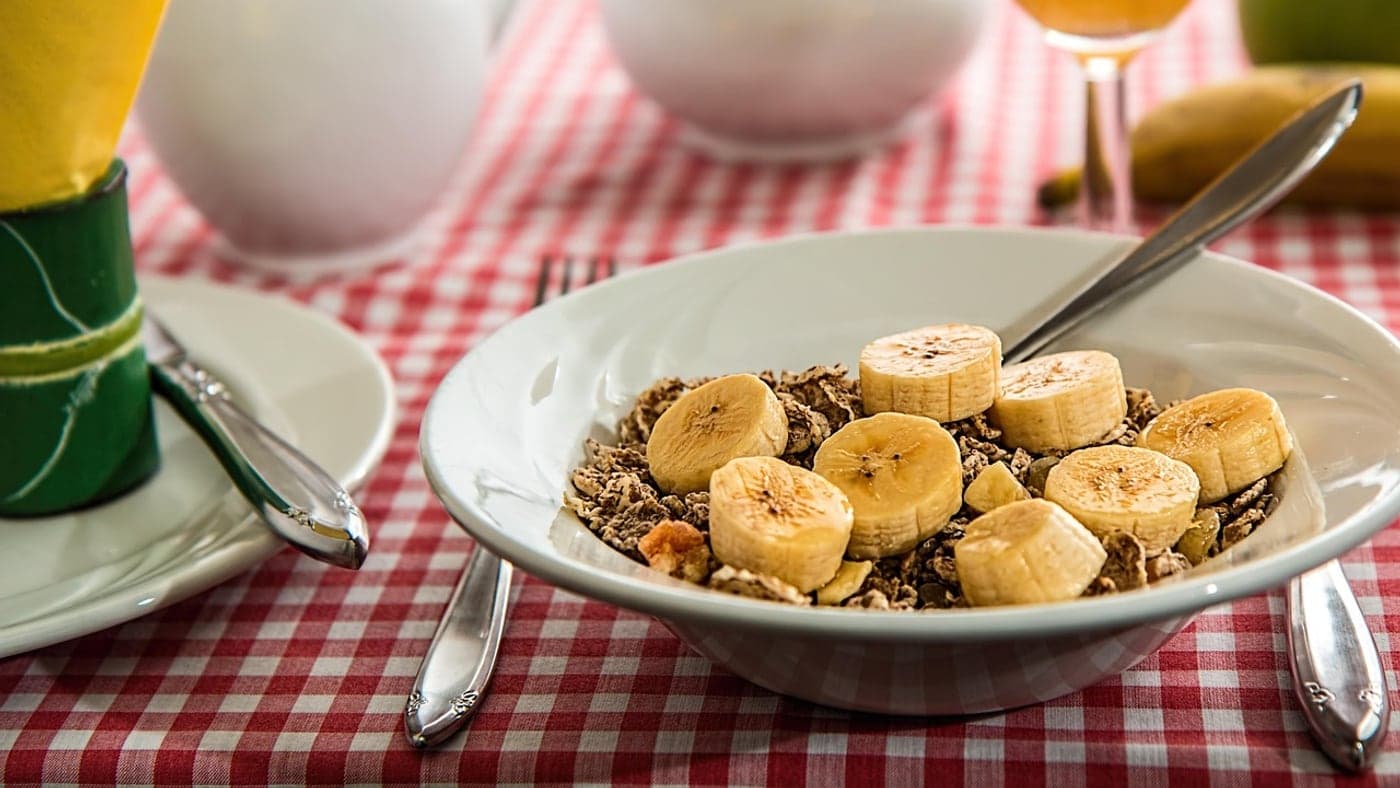 Familiar light carbs, like cereal topped with banana, are the safe pick before a race (Photo: stevepb / Pixabay)