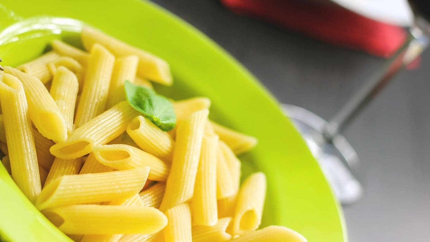 The basics of carb loading are easy-to-digest carbs like pasta, rice, and bread (Photo: JESHOOTS-com / Pixabay)