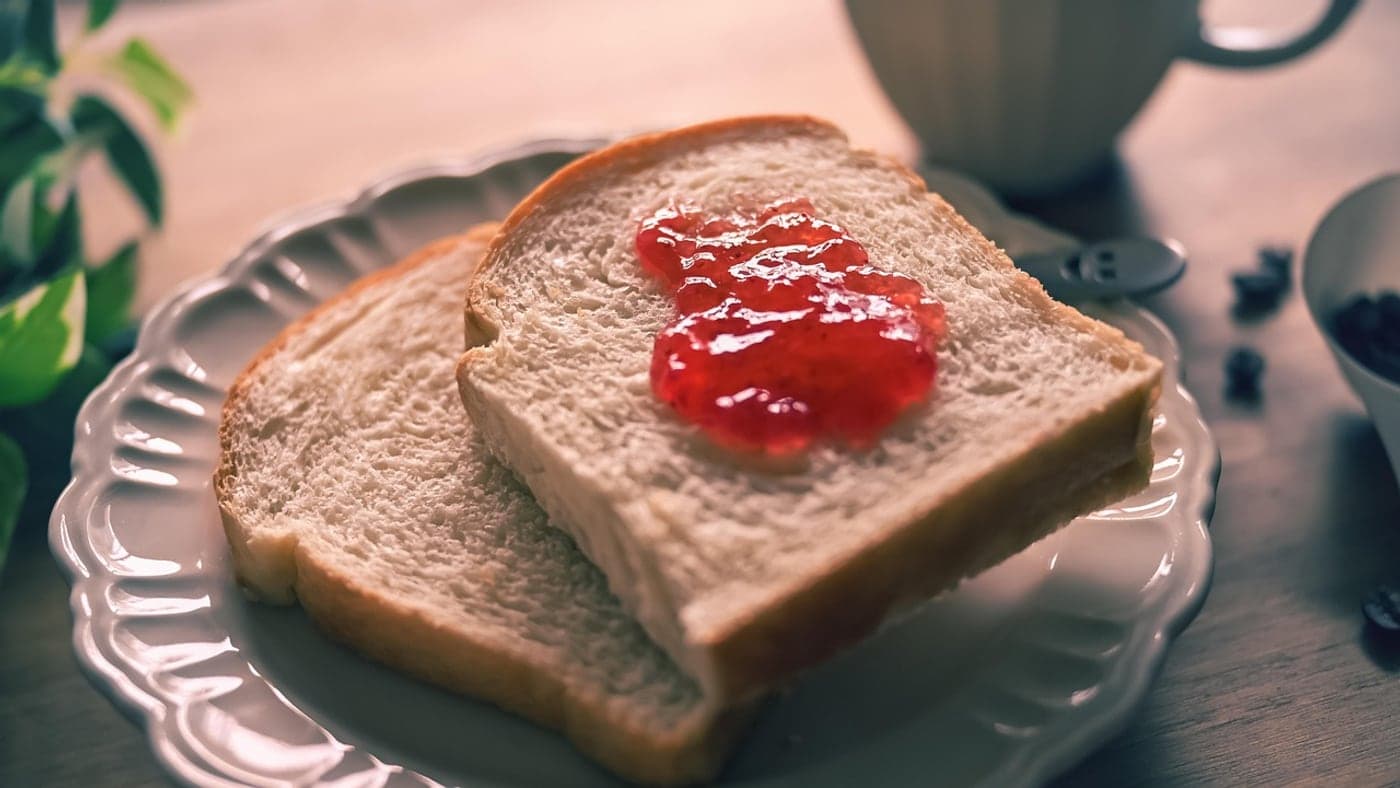 Jam on toast is an easy carb that sits well even on race morning (Photo: subarasikiai / Pixabay)