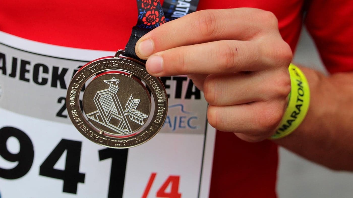 A finisher's medal and bib stay with you long after race day (Photo: 11040735 / Pixabay)