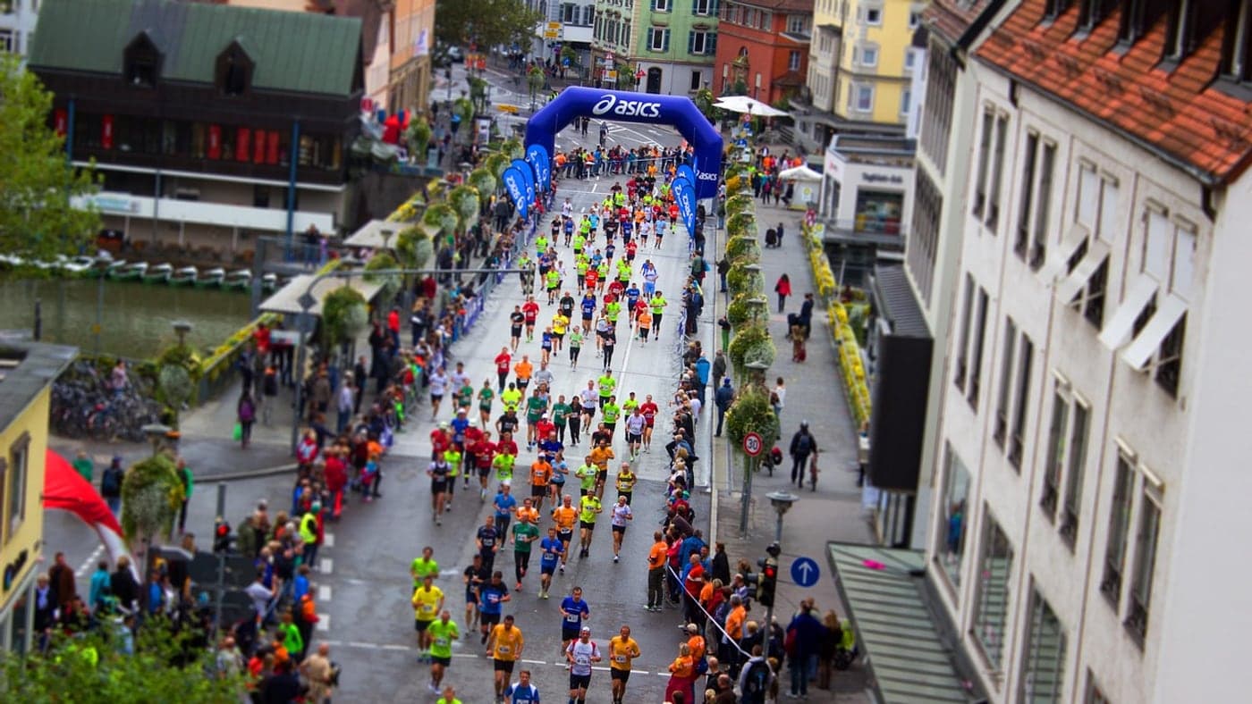 A fall race start line fills up with runners all at once (Photo: 90970 / Pixabay)