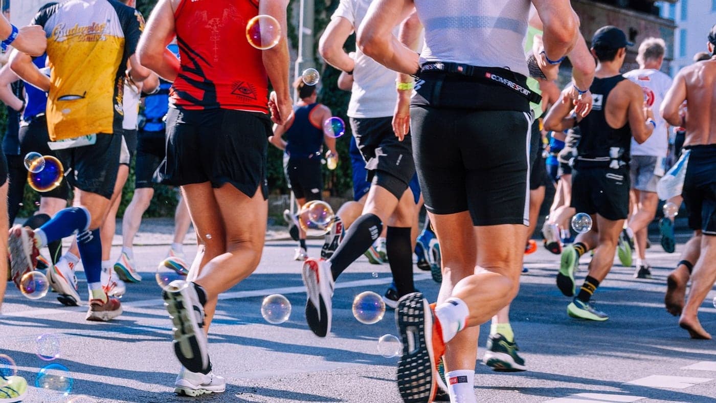 マラソンのような長いレースでは、走る時間が長いほど途中の補給が大切になります (Photo: wal_172619 / Pixabay)