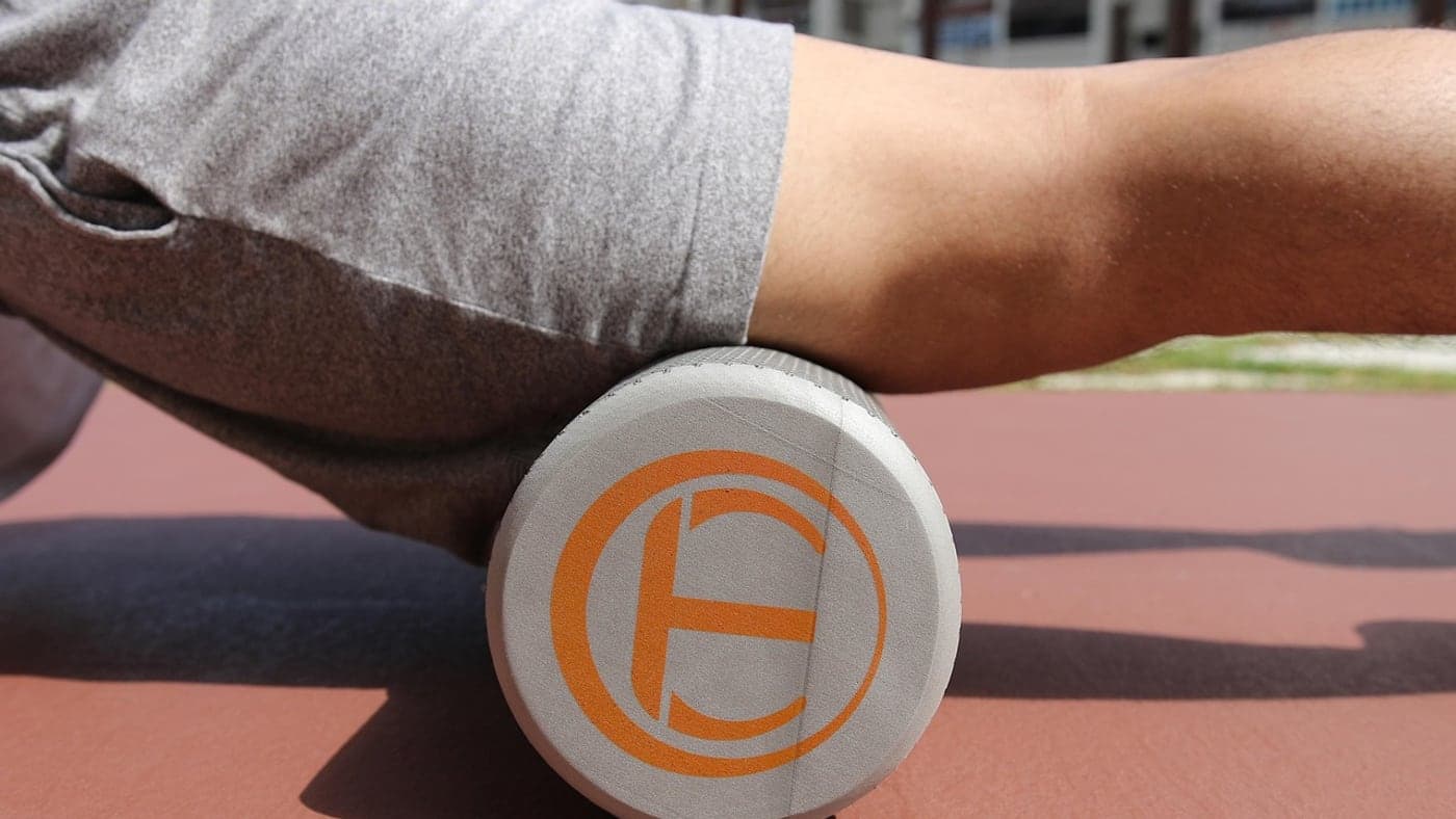 폼롤러는 종아리와 허벅지를 천천히 굴리며 쓰는 가장 기본적인 회복 도구예요 (Photo: Pexels / Pixabay)