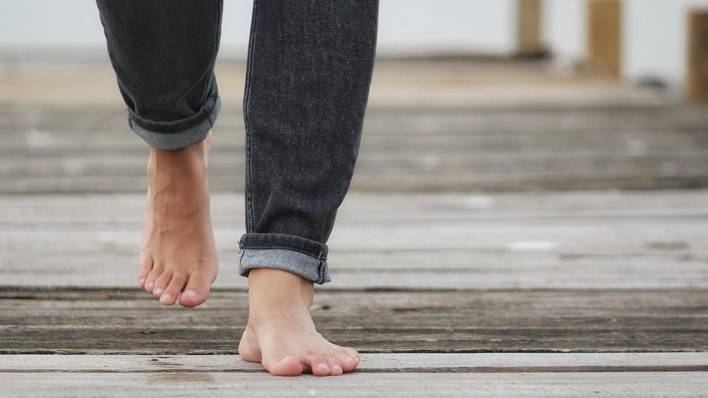 Heel pain on your very first barefoot steps in the morning is a common sign of plantar fasciitis (Photo: TanteTati / Pixabay)